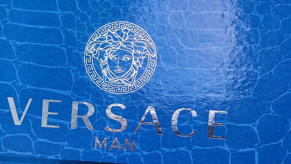 Logo Versace Man sur boîte bleue